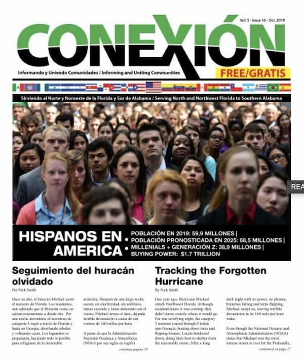 La portada de un periódico titulada "CONEXIÓN" de octubre de 2019 presenta una gran y diversa multitud de personas. Los titulares incluyen "Hispanos en América" y "Seguimiento del huracán olvidado". El texto está en español e inglés y se centra en las poblaciones hispanas y el seguimiento de huracanes.