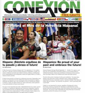 Portada del periódico "Conexión" de septiembre de 2020 con personas vestidas con atuendos tradicionales hispanos, sosteniendo banderas y sonriendo. El titular celebra el Mes de la Herencia Hispana. El texto bilingüe fomenta el orgullo por la cultura hispana y la expectativa por el futuro.