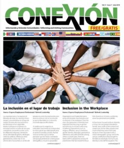 La portada de una revista titulada "CONEXIÓN" muestra un grupo de manos diversas unidas en un círculo. El titular dice "Inclusión en el lugar de trabajo" tanto en español como en inglés. La edición mensual gratuita está fechada en julio de 2018.