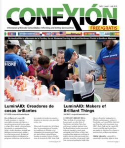 Portada de la revista Conexión, Volumen 5, Número 7, Julio 2019. El titular dice "LuminAID: Creadores de cosas brillantes". La imagen muestra a un grupo de personas interactuando con linternas. Esta edición mensual atiende a comunidades de Florida y Alabama.