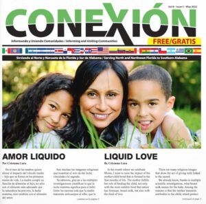 La portada de una revista con el título "CONEXIÓN" en la parte superior. Debajo, una mujer sonriente está acostada en el pasto con dos niños, uno a cada lado de ella. El titular del artículo destacado dice "Amor líquido". Esta vibrante edición mensual incluye texto tanto en español como en inglés.