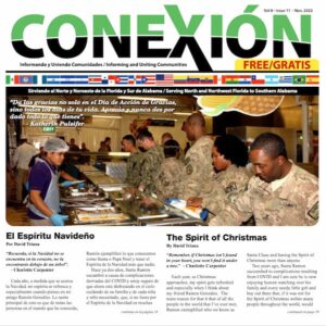 Portada de la edición mensual del boletín bilingüe titulado "CONEXIÓN", en la que aparecen soldados uniformados sirviendo comida en un bufé. Los titulares hablan del espíritu navideño tanto en español como en inglés. Elementos de diseño en verde y naranja con decoraciones festivas.