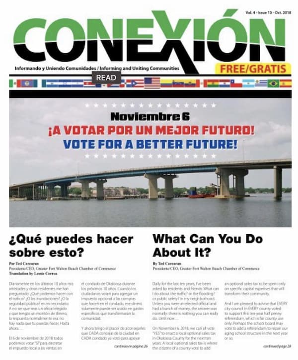 La portada de la edición mensual del periódico bilingüe inglés-español titulado "Conexión" presenta un titular principal que alienta a votar el 6 de noviembre. Debajo, dos artículos principales, uno en español y el otro en inglés, hablan sobre la participación comunitaria y la votación.