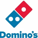 El logotipo de Domino's presenta una ficha de dominó inclinada con una mitad roja y otra azul, cada una con puntos blancos. La palabra "Domino's" está escrita en letras azules en negrita debajo de la ficha.