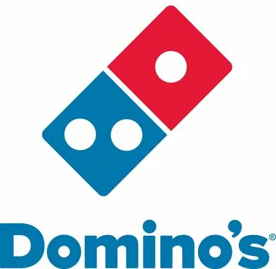 El logotipo de Domino's presenta una ficha de dominó inclinada con una mitad roja y otra azul, cada una con puntos blancos. La palabra "Domino's" está escrita en letras azules en negrita debajo de la ficha.