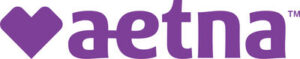 El logotipo de Aetna presenta un icono de corazón morado, seguido de la palabra "aetna" en letras minúsculas moradas. Este logotipo distintivo representa su compromiso de ofrecer soluciones integrales de atención médica, incluida una aplicación de salud con funcionalidad en español.