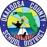 Logotipo del distrito escolar del condado de Okaloosa. Presenta el contorno de Florida, una lámpara del conocimiento, un libro, un birrete de graduación y rayos de luz. El círculo exterior es azul con texto blanco.