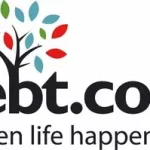 Logotipo de Debt.com que presenta un árbol estilizado con hojas verdes, azules y rojas. Las palabras "Debt.com" están en negrita debajo, seguidas de la frase "Cuando la vida sucede...