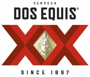 Logotipo de la cerveza Dos Equis con dos grandes X rojas superpuestas, un diamante dorado con una cara ilustrada en el centro y un texto que dice "Cerveza Dos Equis desde 1897".