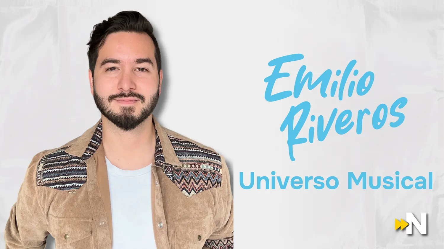 Un hombre de pelo oscuro y barba, vestido con una chaqueta estampada de color canela sobre una camisa clara, se sitúa junto a un texto azul en el que se lee "Emilio Riveros Universo Musical" sobre un fondo claro con el logotipo de una "N" en la esquina.