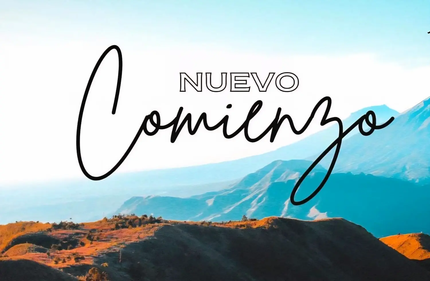 A scenic mountain landscape with bright blue sky and sunlight over the hills. Large cursive text in Spanish reads “Nuevo Comienzo,” meaning “New Beginning.”.